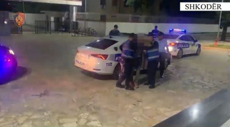 U arrestua për kanabis, policia gjen në banesën e 68-vjeçarit automatik, tritol dhe…