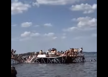 VIDEO/ Shembet skela, plagosen 25 studentë në SHBA