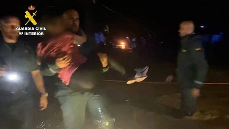 Qëndroi hipur në pemë përgjatë natës, 10-vjeçari i shpëton përmbytjeve në Spanjë