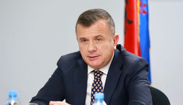 Balla: Largimi i punonjësve të inkriminuar nga uniformat blu nuk do të ndalet