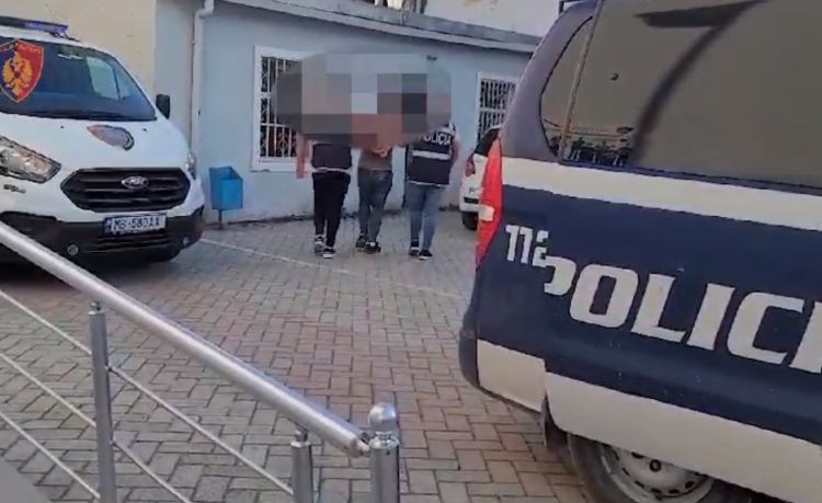 “Tempulli”/ Shisnin kanabis në afërsi të shkollës në Kuçovë, arrestohet 36-vjeçari