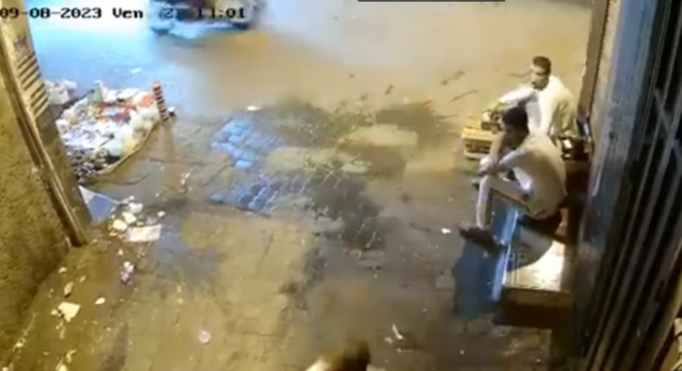 Njerëz që vrapojnë, ndërtesa që shemben, momenti i tërmetit të fuqishëm në Marok