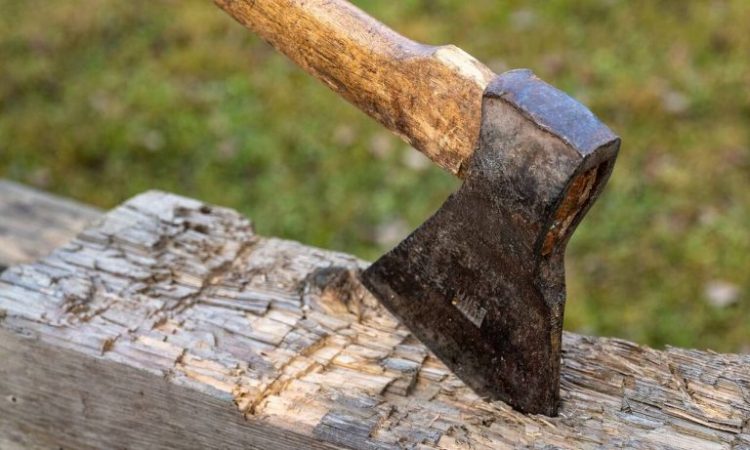 Policia po e ndiqte pasi qëlloi me armë në ajër, shqiptari godet me sëpatë efektivin në Greqi