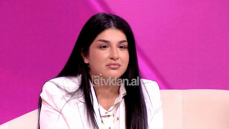 “Laja këmbët e vjehërrve”, jeta e Vanesës me ish-bashkëshortin 15 vjet më të madh