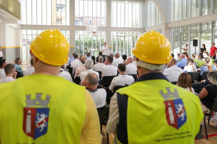 Viti shkollor, Veliaj: Në orarin 07:00-09:00 ndalohet qarkullimi i furgonëve të mallrave