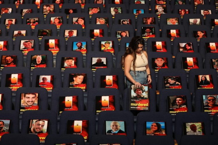 Fotot e 1 mijë viktimave të Hamasit në auditorin e universitetit të Tel Avivit