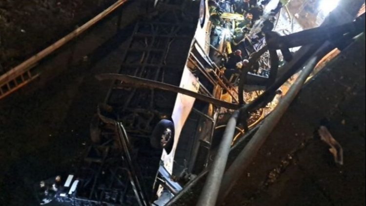 Itali/ Autobusi bie nga mbikalimi, humbin jetën 20 persona