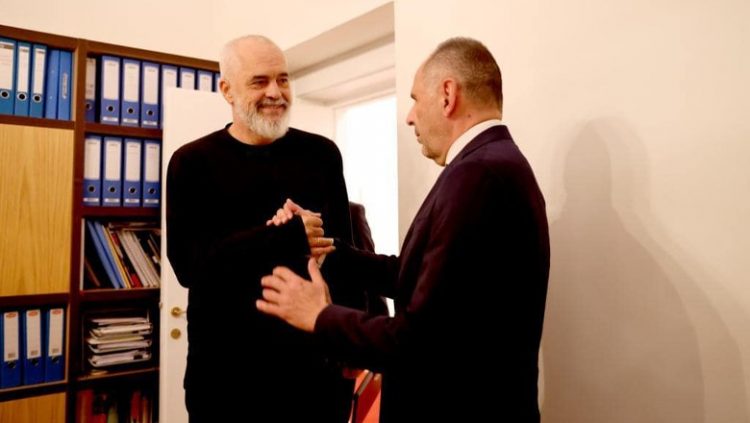 Foto/”Shkrihen” akujt mes dy vendeve? Rama pret në zyrë ministrin e Jashtëm grek