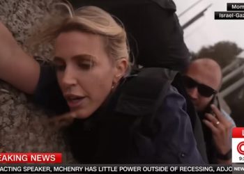 Video/ Momenti kur ekipi i CNN fshihet nga raketat pranë kufirit Izrael-Gaza