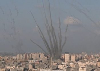 VIDEO/ Skadon ultimatumi, Hamasi lëshon drejt Izraelit breshëri raketash