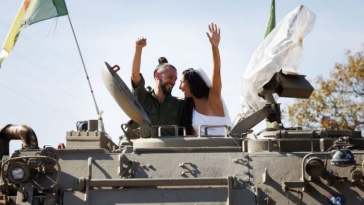 Sulmet e Hamasit, çifti izraelit shkon me tank në ceremoninë e dasmës
