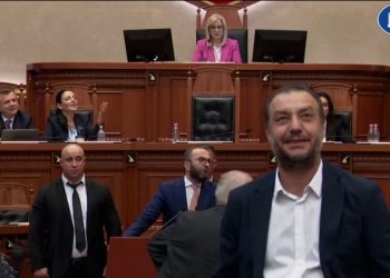 Bardhi tenton të çajë kordonin e gardës për të shkuar drejt Nikollës: E ke kthyer veten në specialiste arkive të një partie