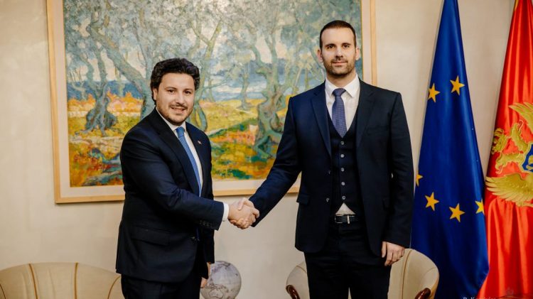 Qeveria e re në Malin e Zi/Abazoviç i dorëzon detyrën kryeministrit Milojko Spajiç