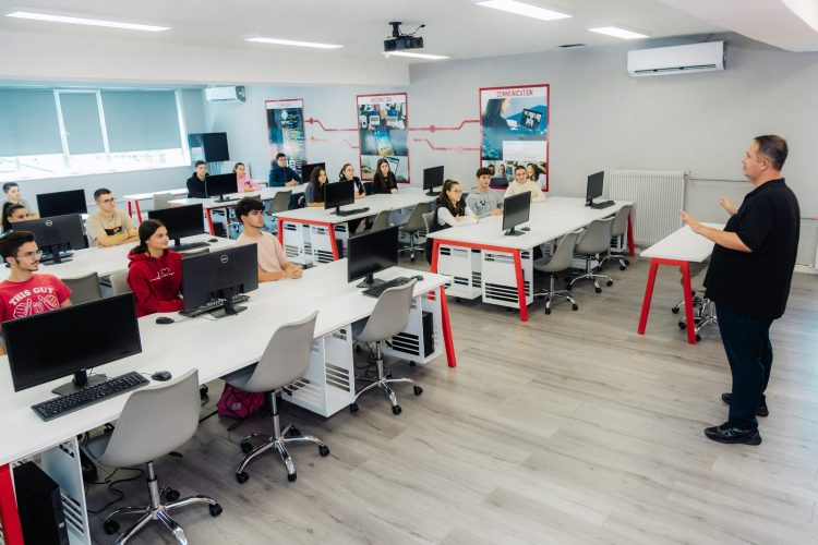 Fondacioni Mane pajis me laborator te ri TIK gjimnazin “Raqi Qirinxhi” në Korçë