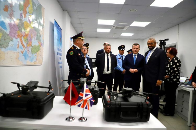 Britania dhuron dronë për të kontrolluar kufirin tokësor e detar, Balla dhe ministri Cleverly vizitë në Komisariatin e Rinasit