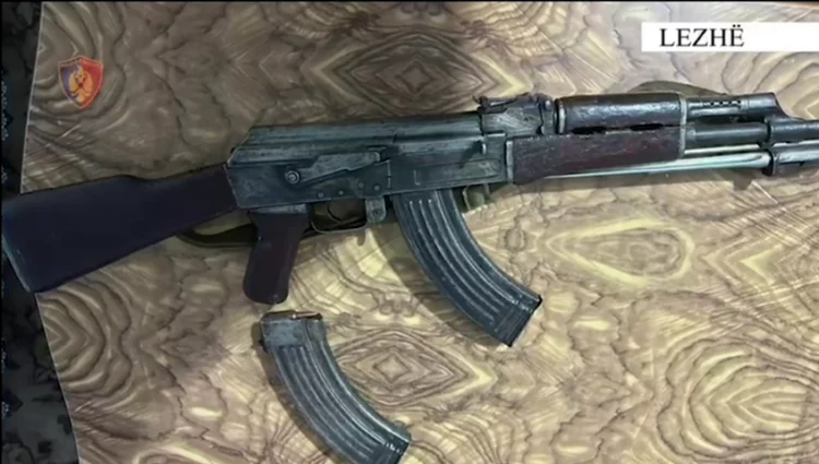 Konflikti për pronën përplas dy familje, ndërhyrja e policisë shmang krimin në Vaun e Dejës
