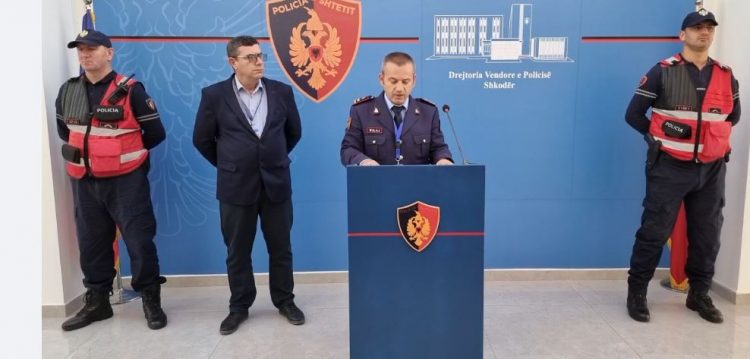 Zbulohet “shtëpi bari” në Trush, arrestohen babë e bir dhe nipi në Shkodër. Sekuestrohen dhjetëra bimë narkotike