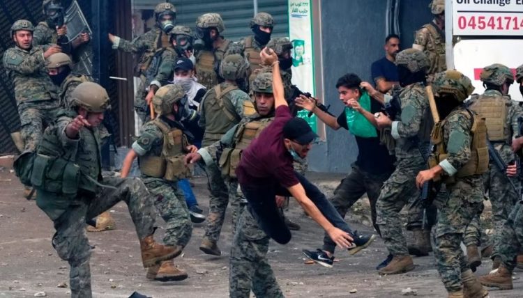 Policia përleshet me protestuesit pranë Ambasadës amerikane në Bejrut