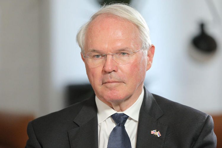 Ambasadori i SHBA në Serbi sulmohet verbalisht në Beograd