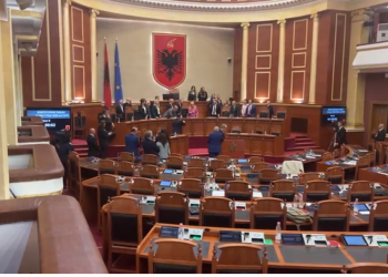 EMRAT/ Deputetët e opozitës bllokuan foltoren në Kuvend, PS: Të merren masa disiplinore