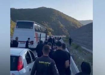 Dhuna mes tifozëve të Tiranës dhe Vllaznisë/ Shoqërohen në polici 106 prej tyre, 8 në pranga