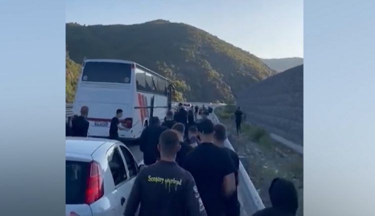 Dhuna mes tifozëve të Tiranës dhe Vllaznisë/ Shoqërohen në polici 106 prej tyre, 8 në pranga
