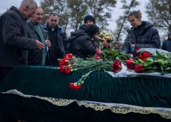 Rusia sulmon Khersonin/ Plagosen dhjetëra banorë, mes tyre një grua e re me foshnjën 9 muajsh