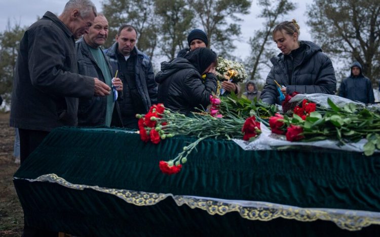 Rusia sulmon Khersonin/ Plagosen dhjetëra banorë, mes tyre një grua e re me foshnjën 9 muajsh