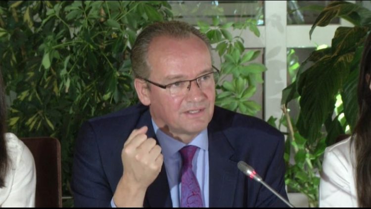 Deputeti gjerman në Tiranë: Këtu ka shumë Berisha, shumë Tahira e shumë Ahmetaj që kërkojnë ta bëjnë shtetin plaçkë të tyre