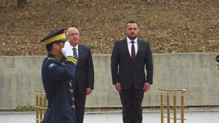 Ministri i Mbrojtjes i Turqisë në Kosovë: Nuk ju preken kufijtë