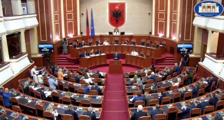 Kuvendi nis sot me një minutë heshtje për policin e vrarë në veri të Kosovës