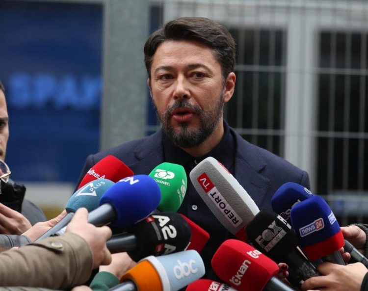 Avokatja e Berishës simpatizante e Ramës, Shkëlzeni poston foton: Avokatja, një patronazhiste