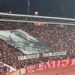 “Vritini shqiptarët”, “Kosova është Serbi”, tifozët e Crvena Zvezda-s nderojnë terroristët e vrarë në Bajnskë