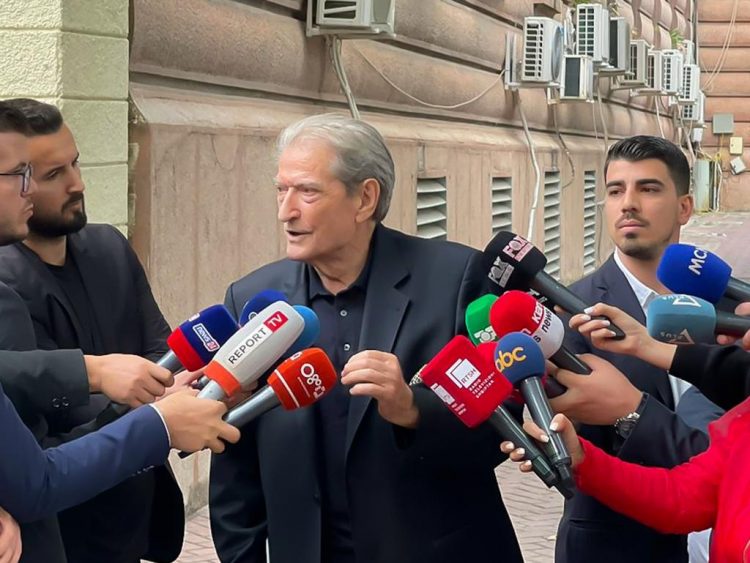 Berisha pas mbledhjes me Bardhin dhe deputetët e PD: PS i them mos na provokoni