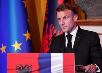Tensionet Serbi-Kosovë/ Gazeta franceze: Macron bëri thirrje për “përgjegjësi”, kërcënim për viza