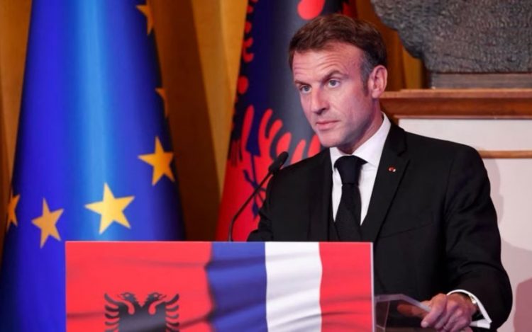 Tensionet Serbi-Kosovë/ Gazeta franceze: Macron bëri thirrje për “përgjegjësi”, kërcënim për viza