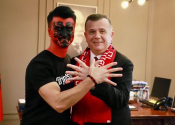 Balla pret në takim tifozin “fytyra me shqiponjë”: Do të pajiset me pasaportë shqiptare