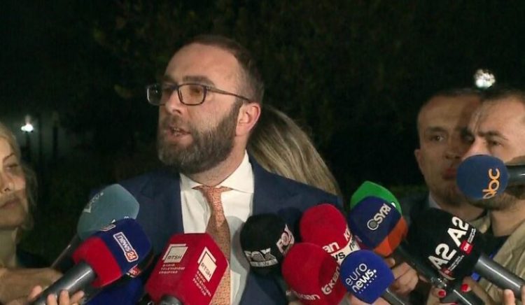 “Janë të mbuluar me skandale korruptive”, Bardhi: Mazhoranca kërkon të shuajë zërin e opozitës në Parlament