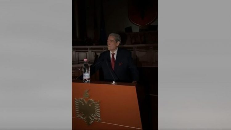 Berisha për bllokimin e karrigeve të mazhorancës: Ky është fillimi dhe ata ia mbathën