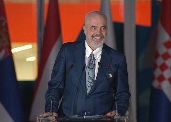 Macron vjen në Tiranë/ Rama nga Përurimi i Piramidës: “Mbreti i Francës” sapo ka mbërritur, duhet të largohem
