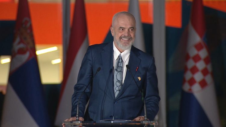 Macron vjen në Tiranë/ Rama nga Përurimi i Piramidës: “Mbreti i Francës” sapo ka mbërritur, duhet të largohem