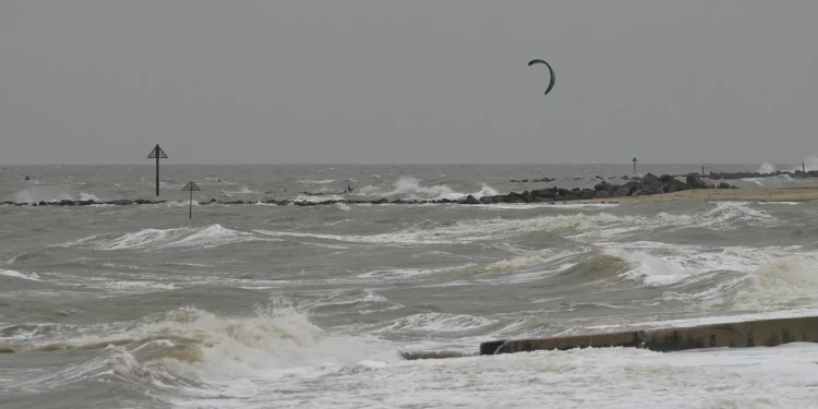 Stuhia Ciaran/ Alarm në Britani dhe Francë, meteorologët: Rrezik për jetën