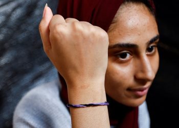 Lufta Izrael-Hamas/ Familjet në Gaza përdorin byzylykë për të identifikuar të dashurit nëse vriten