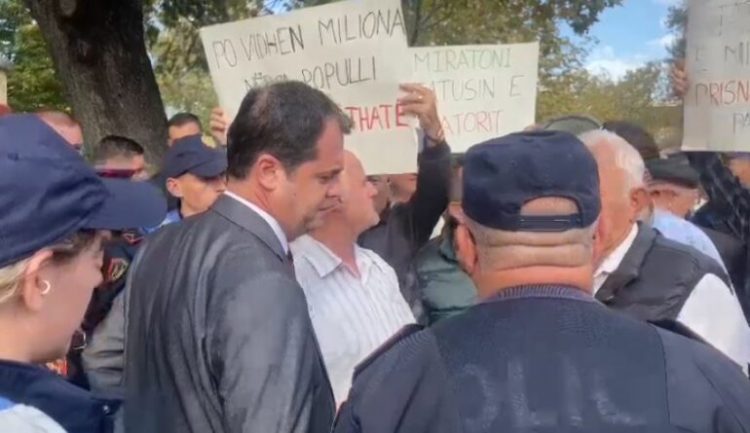 Pensionistët largojnë Oerd Bylykbashin nga protesta e tyre: Largohu, largohu