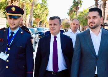 Paketa e Sigurisë/ Balla në Kavajë: Bashkëpunim me autoritetet për garantimin e sigurisë në shkolla