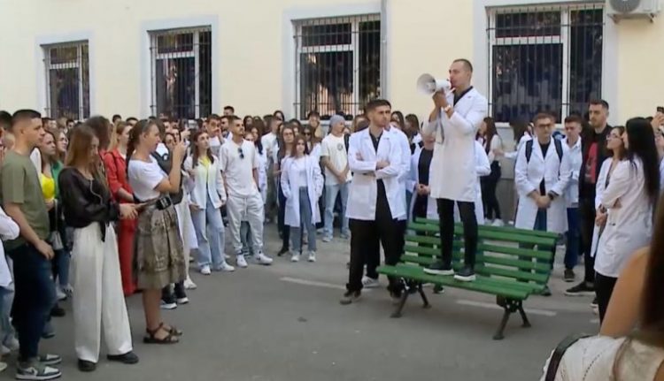 “Beteja vazhdon!” Studentët e Mjekësisë lajmërojnë protestën e radhës (Foto)