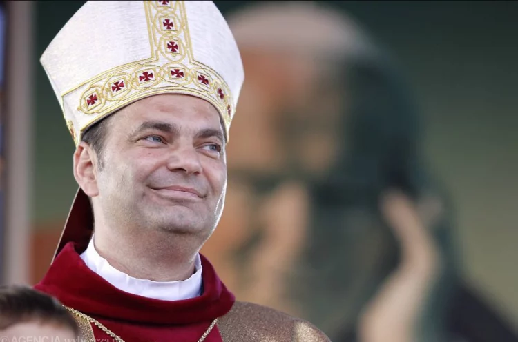 Organizoi orgji në famullinë e tij, peshkopi jep dorëheqjen