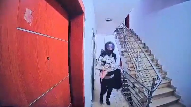 Me skafandër në kokë dhe një tufë lulesh, hajduti vjedh kasafortën dhe largohet i qetë (VIDEO)