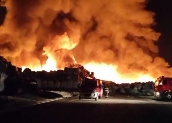 Kroaci/ Përfshihet nga flakët depoja e plastikës, tymi toksik mbulon zonën (VIDEO)