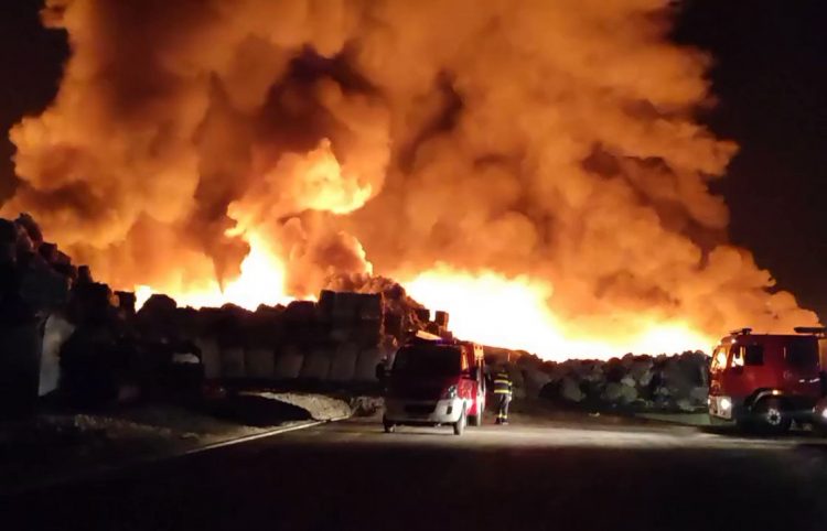 Kroaci/ Përfshihet nga flakët depoja e plastikës, tymi toksik mbulon zonën (VIDEO)